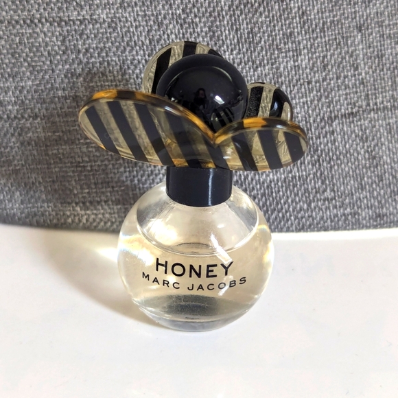 Marc Jacobs Honey Mini Collectible Bee Topper Mini Fragrance Perfume 4ml - Picture 1 of 4